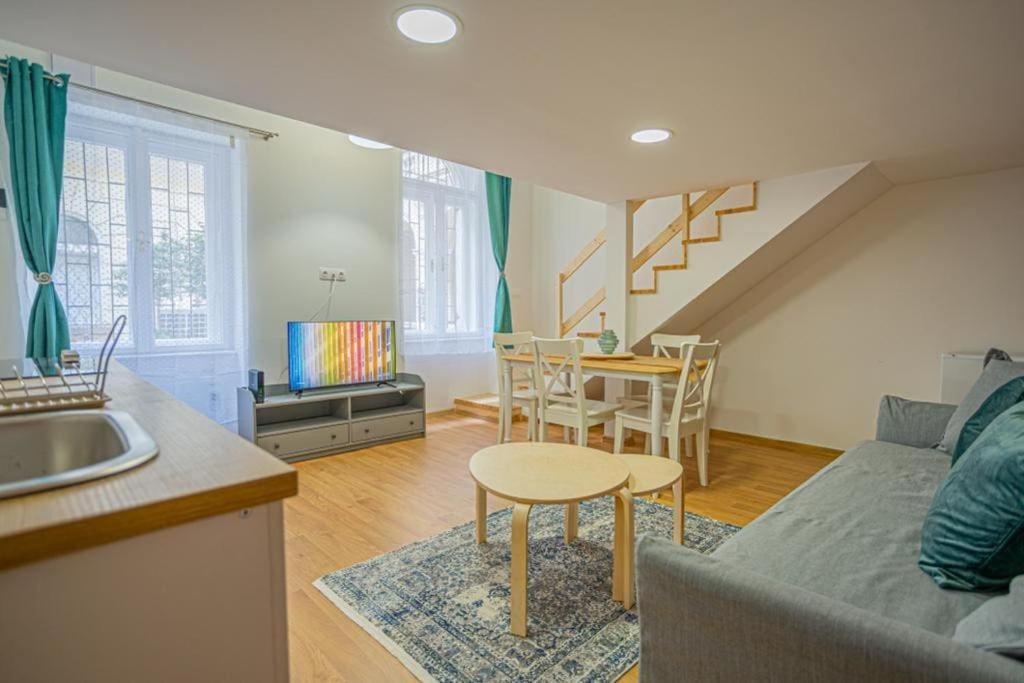 Boutique Apartment In Akacfa Street Boedapest Buitenkant foto